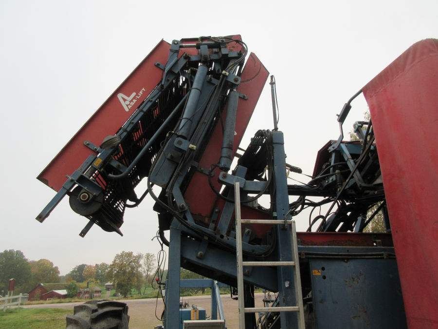 5499 Asa-Lift T-100 DF carrot harvester with elevator