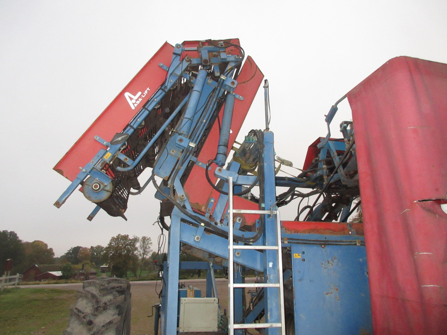 5499 Asa-Lift T-100 DF carrot harvester with elevator