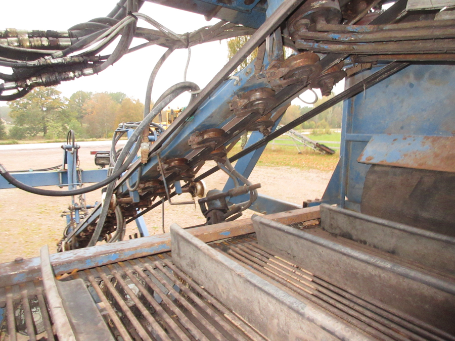 5499 Asa-Lift T-100 DF carrot harvester with elevator