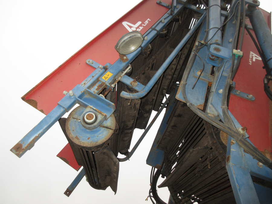 5499 Asa-Lift T-100 DF carrot harvester with elevator