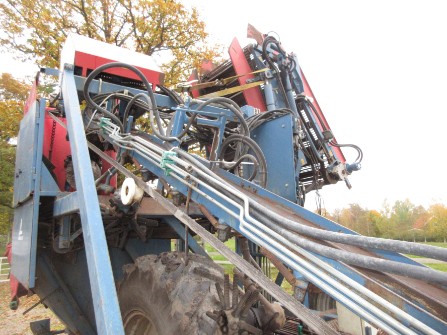 5499 Asa-Lift T-100 DF carrot harvester with elevator