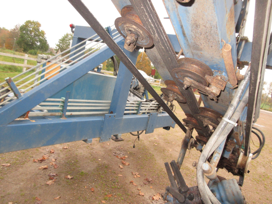 5499 Asa-Lift T-100 DF carrot harvester with elevator