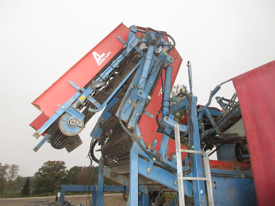 5499 Asa-Lift T-100 DF carrot harvester with elevator