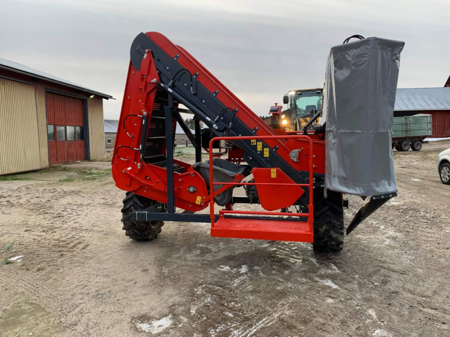5555 Dewulf P3K carrot harvester with elevator