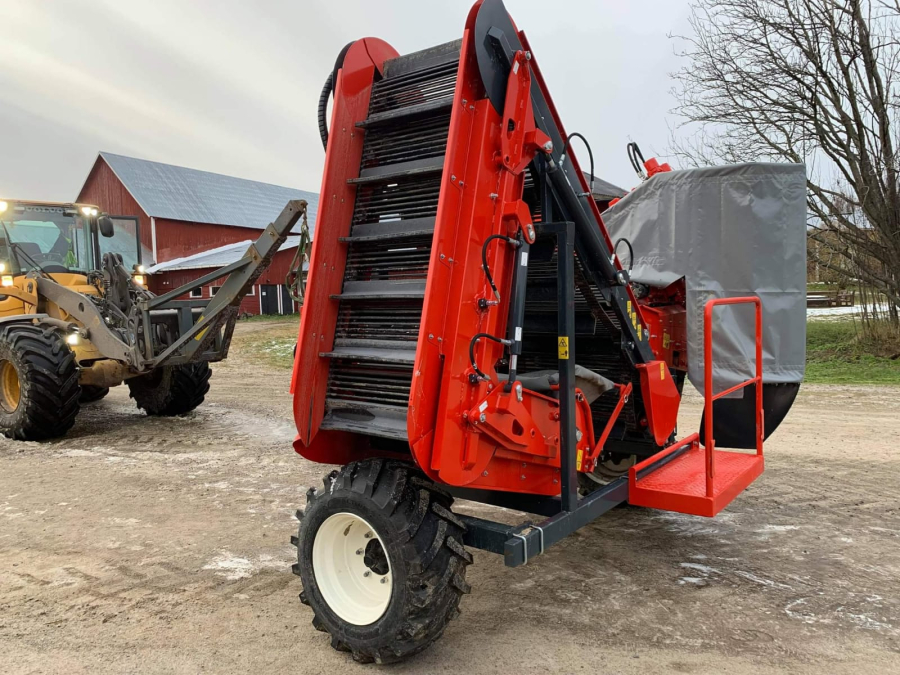 5555 Dewulf P3K carrot harvester with elevator