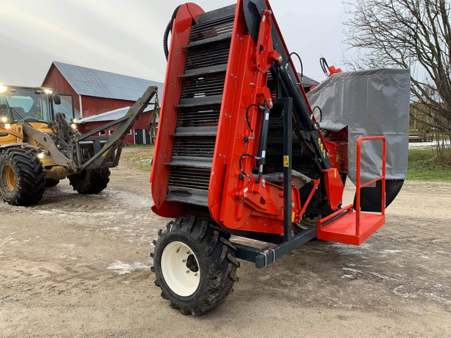 5555 Dewulf P3K carrot harvester with elevator