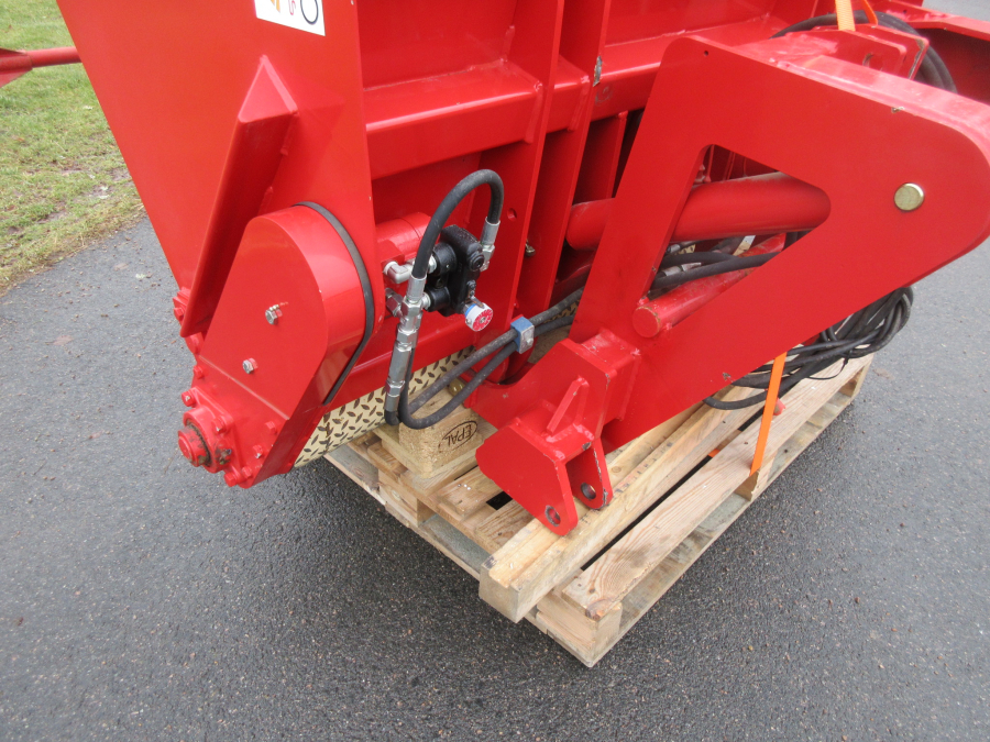 5557 CM Regero sand spreader sander for bed