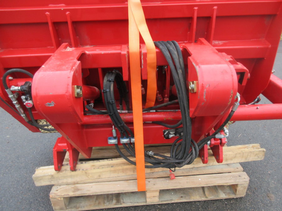 5557 CM Regero sand spreader sander for bed