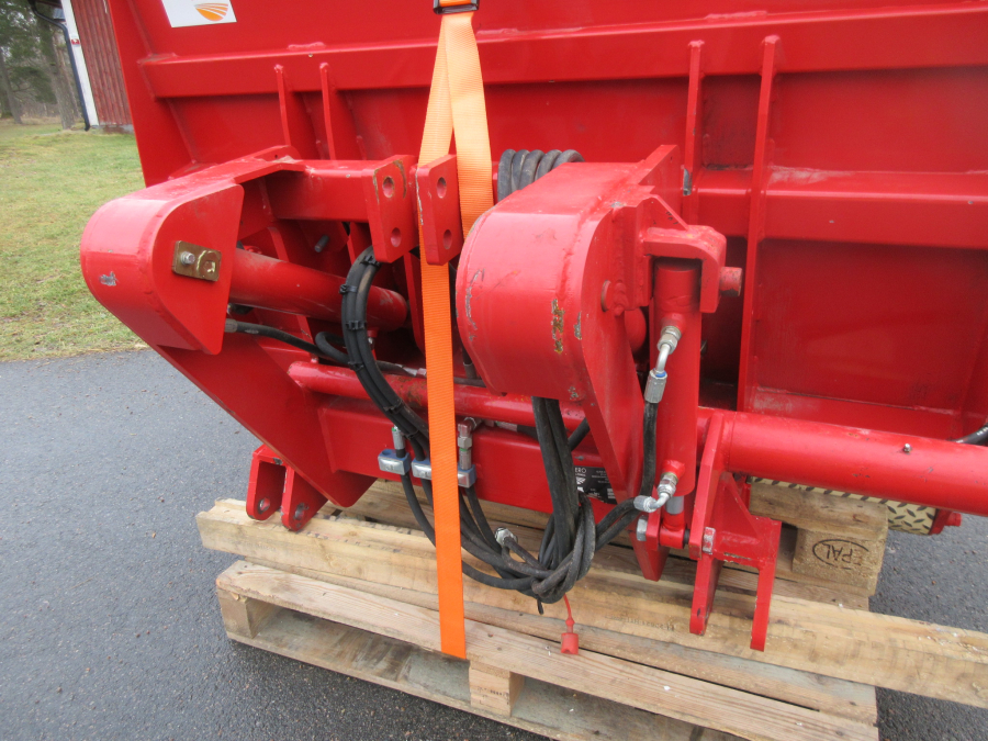 5557 CM Regero sand spreader sander for bed