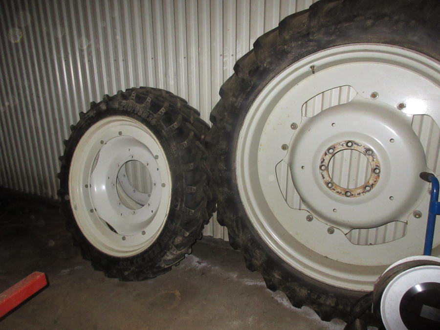 5664 Row crop tires suitable for example to New Holland T6 T7