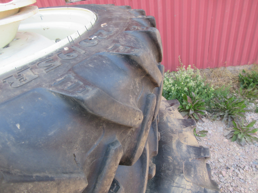 5664 Row crop tires suitable for example to New Holland T6 T7