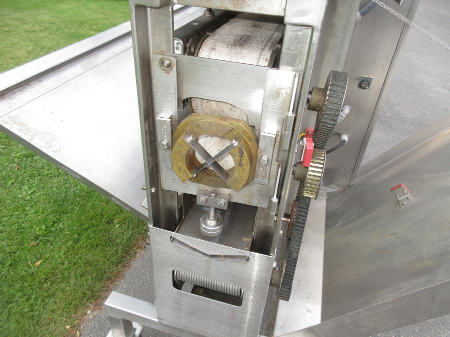 5872 Urschel VSC segment cutter