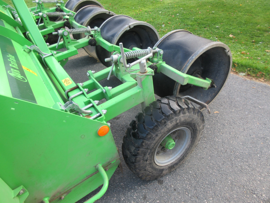 5877 AVR Rafale haulm topper with low press tires