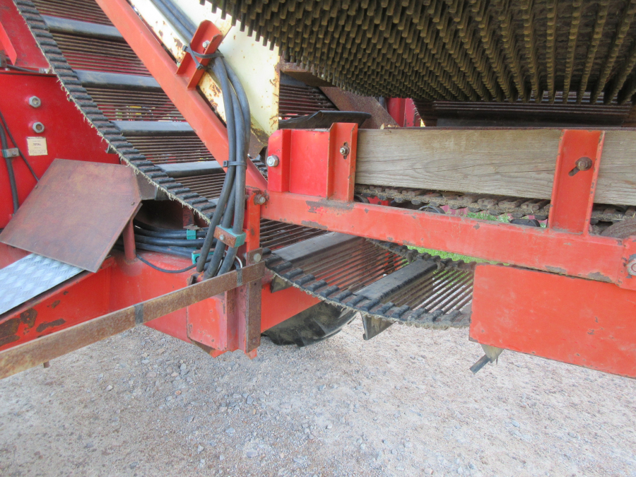 6037 Simon carrot harvester 1 row with bunker