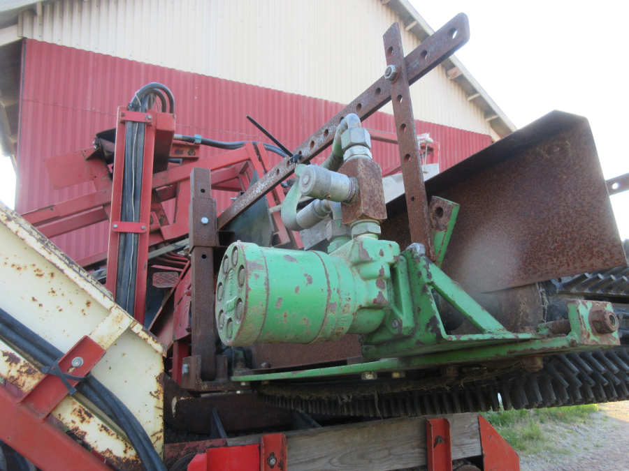 6037 Simon carrot harvester 1 row with bunker