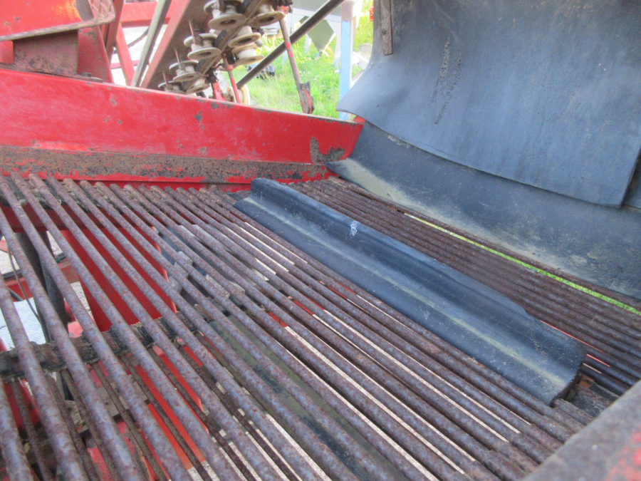 6037 Simon carrot harvester 1 row with bunker