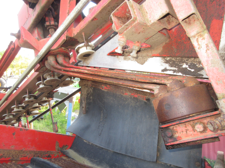 6037 Simon carrot harvester 1 row with bunker