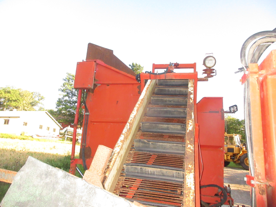 6037 Simon carrot harvester 1 row with bunker