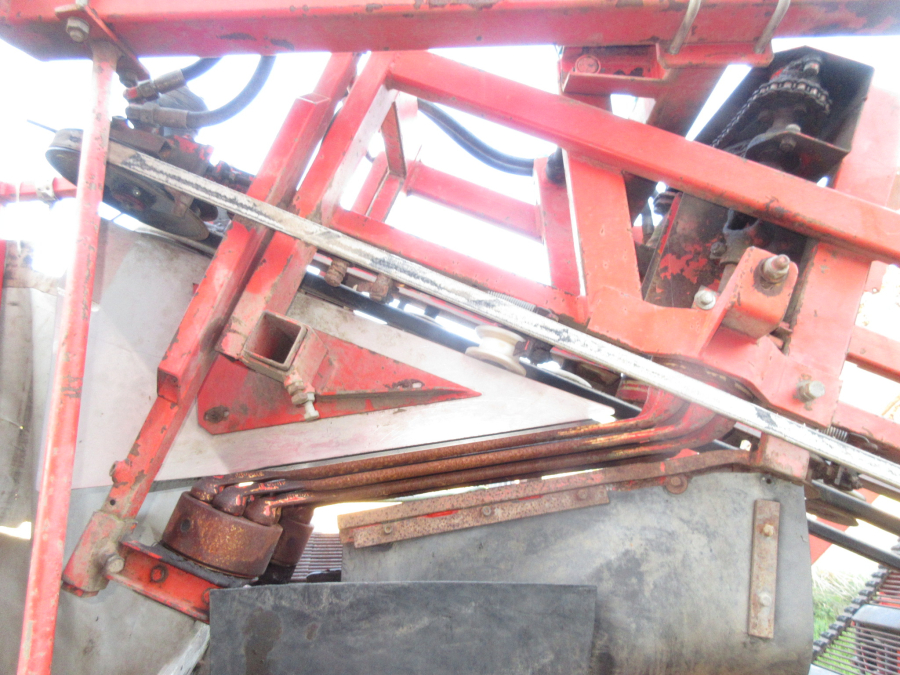 6037 Simon carrot harvester 1 row with bunker