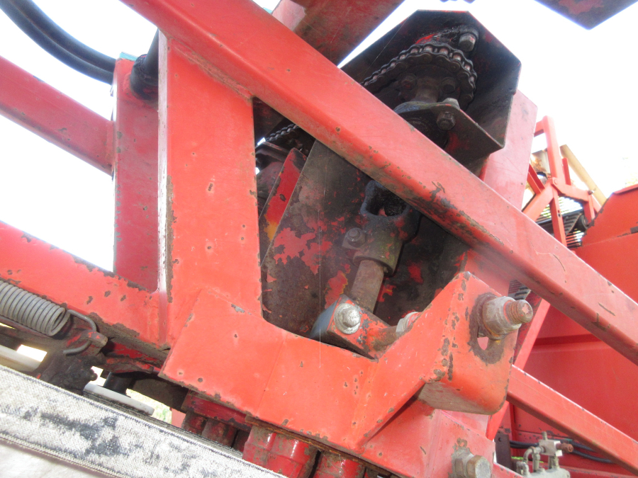 6037 Simon carrot harvester 1 row with bunker