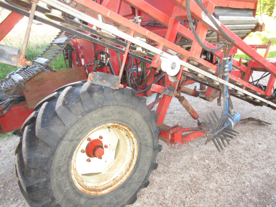 6037 Simon carrot harvester 1 row with bunker