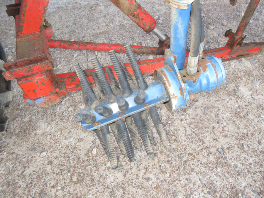 6037 Simon carrot harvester 1 row with bunker