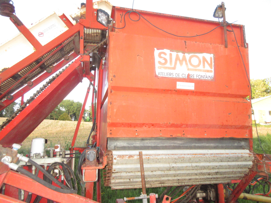 6037 Simon carrot harvester 1 row with bunker