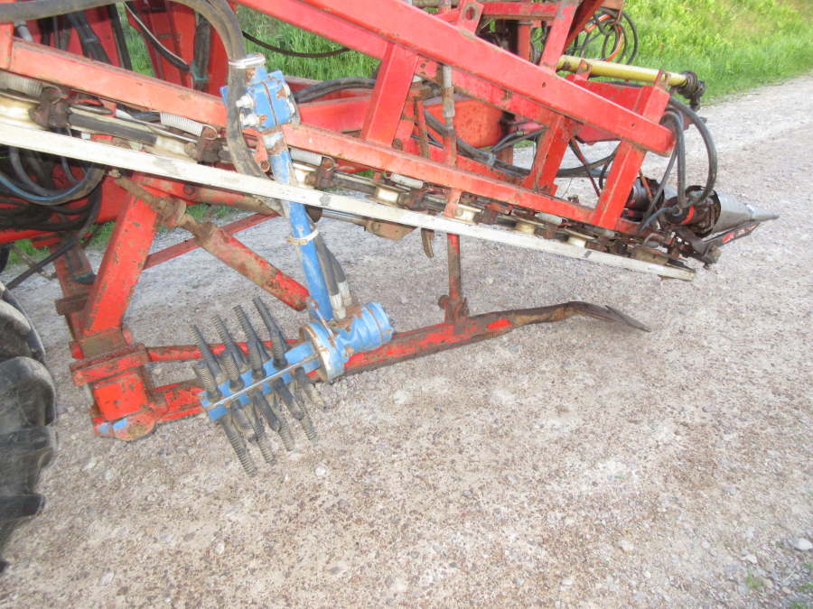 6037 Simon carrot harvester 1 row with bunker
