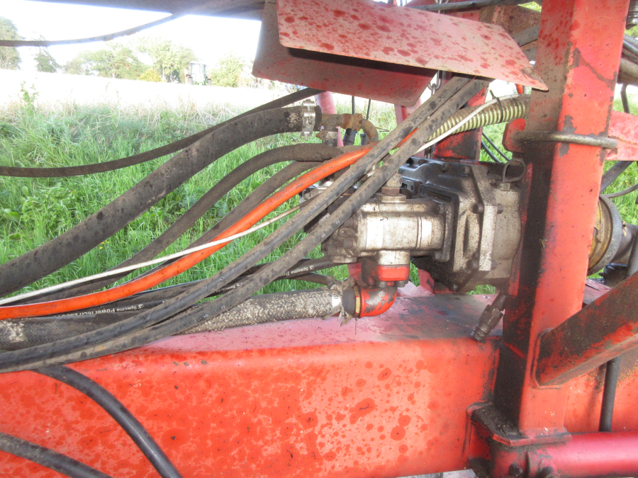 6037 Simon carrot harvester 1 row with bunker