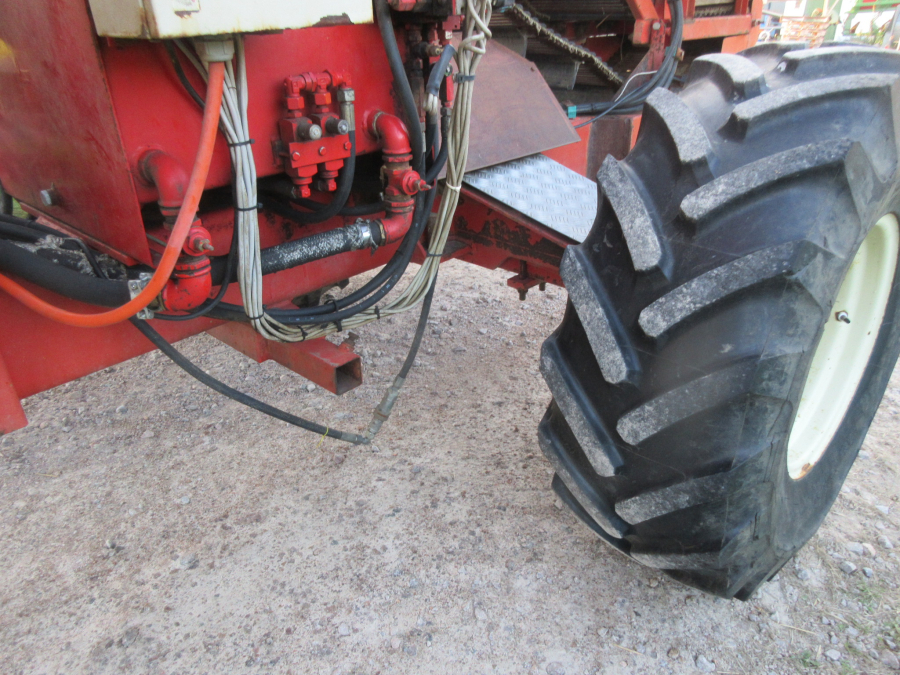 6037 Simon carrot harvester 1 row with bunker