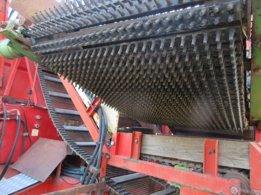 6037 Simon carrot harvester 1 row with bunker