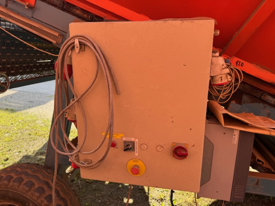 6188 EMVE receiving hopper with screen grader