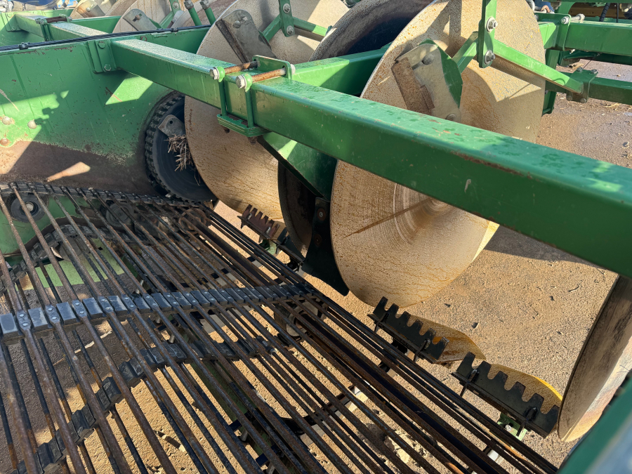 6202 Ploeger potato harvester 4 row with elevator