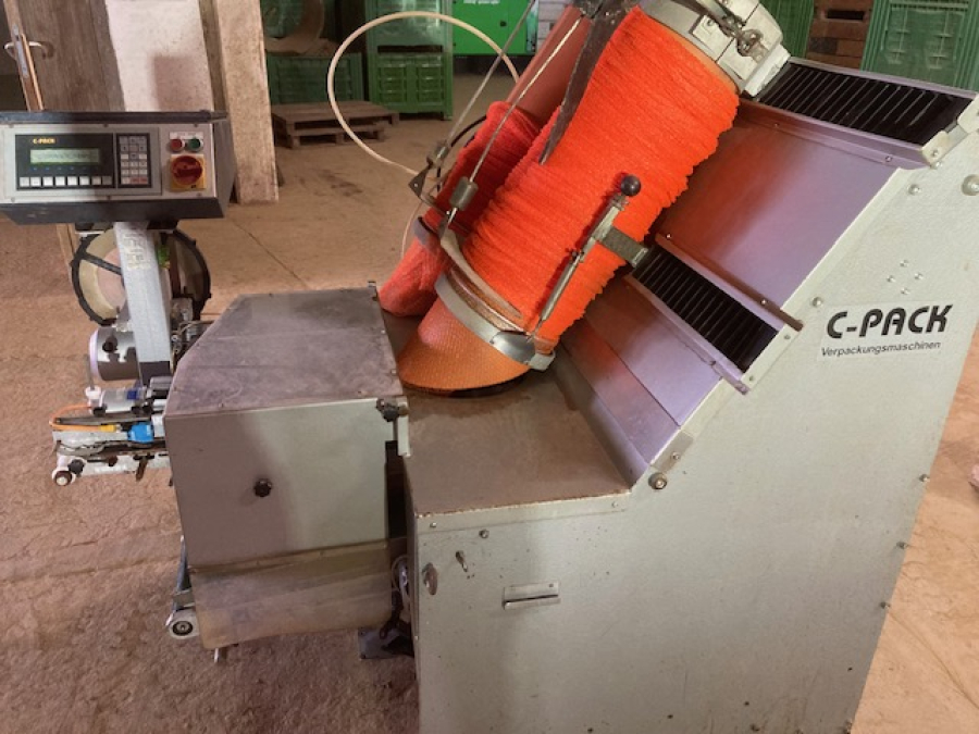 6225 C-Pack VAC 929 Net clipper automatic net bagger