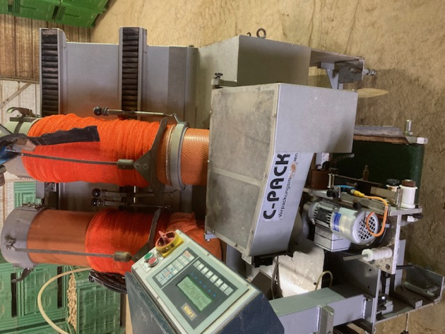 6225 C-Pack VAC 929 Net clipper automatic net bagger