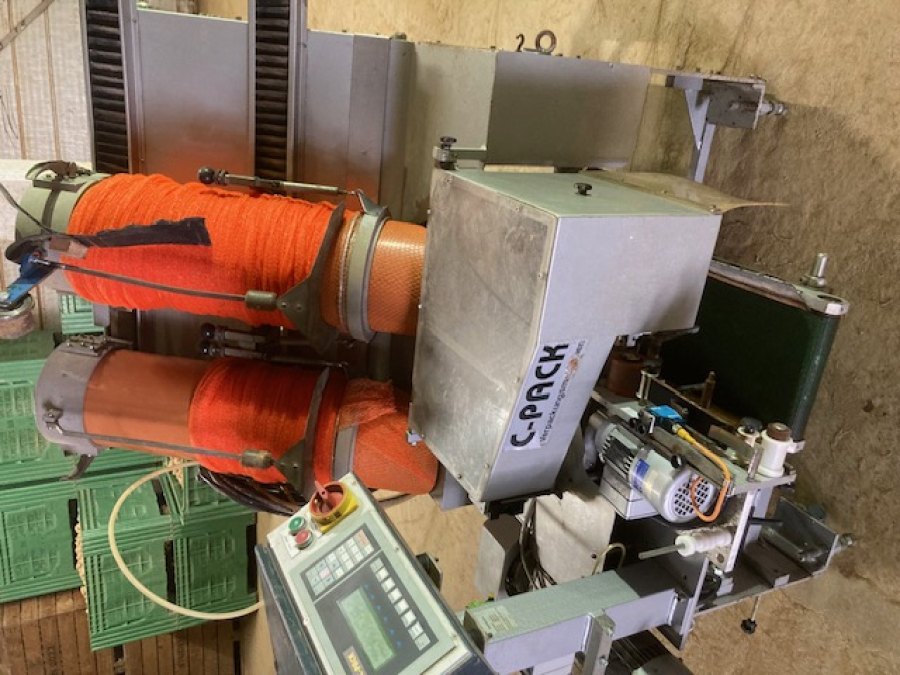 6225 C-Pack VAC 929 Net clipper automatic net bagger