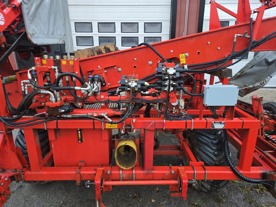 6247 Dewulf P3CC carrot harvester