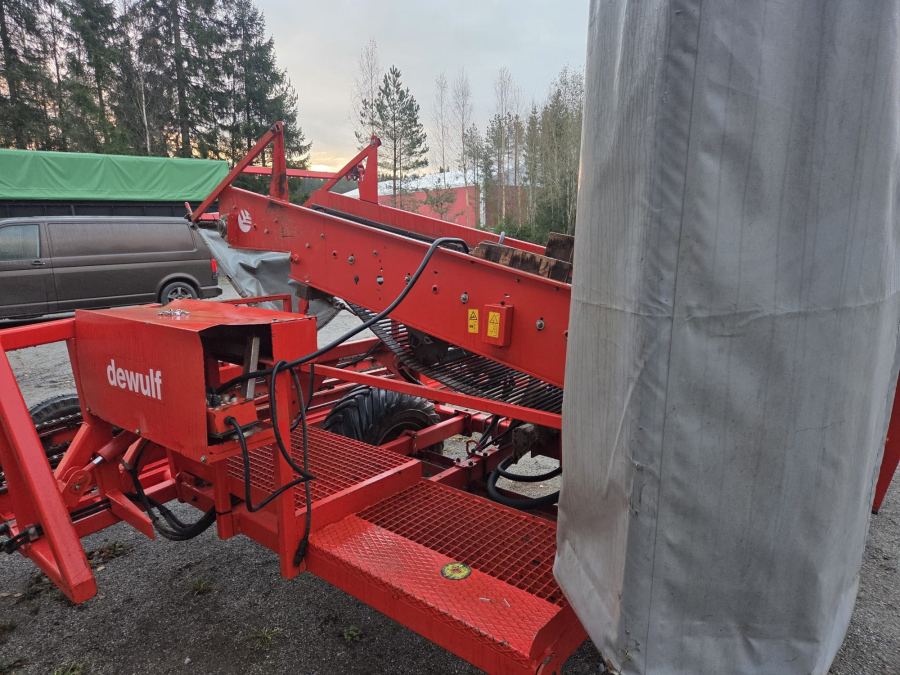 6247 Dewulf P3CC carrot harvester