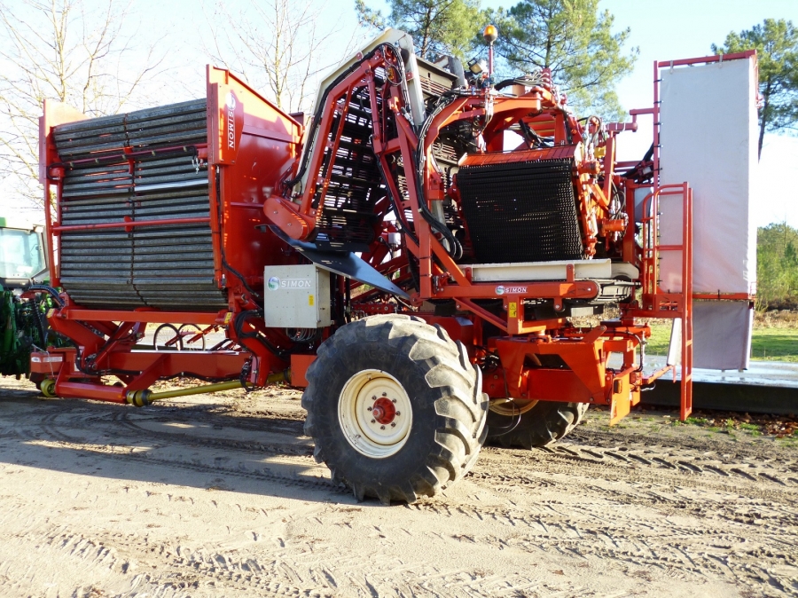3583 Simon carrot harvester 1 row with 5 ton bunker
