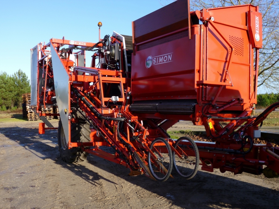 3583 Simon carrot harvester 1 row with 5 ton bunker