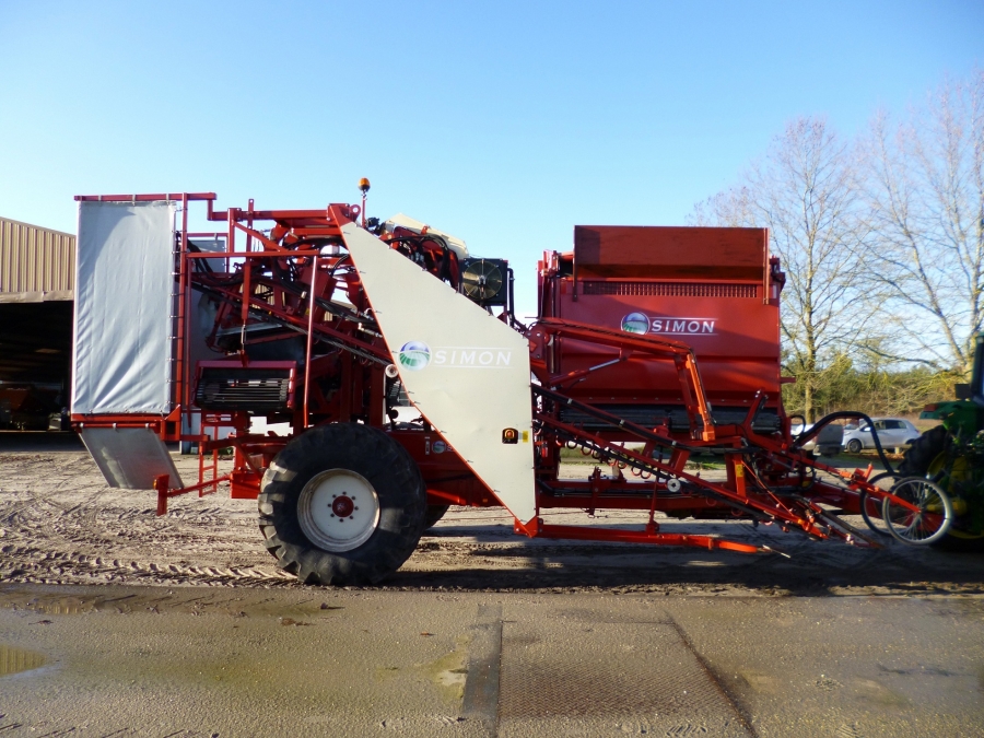 3583 Simon carrot harvester 1 row with 5 ton bunker