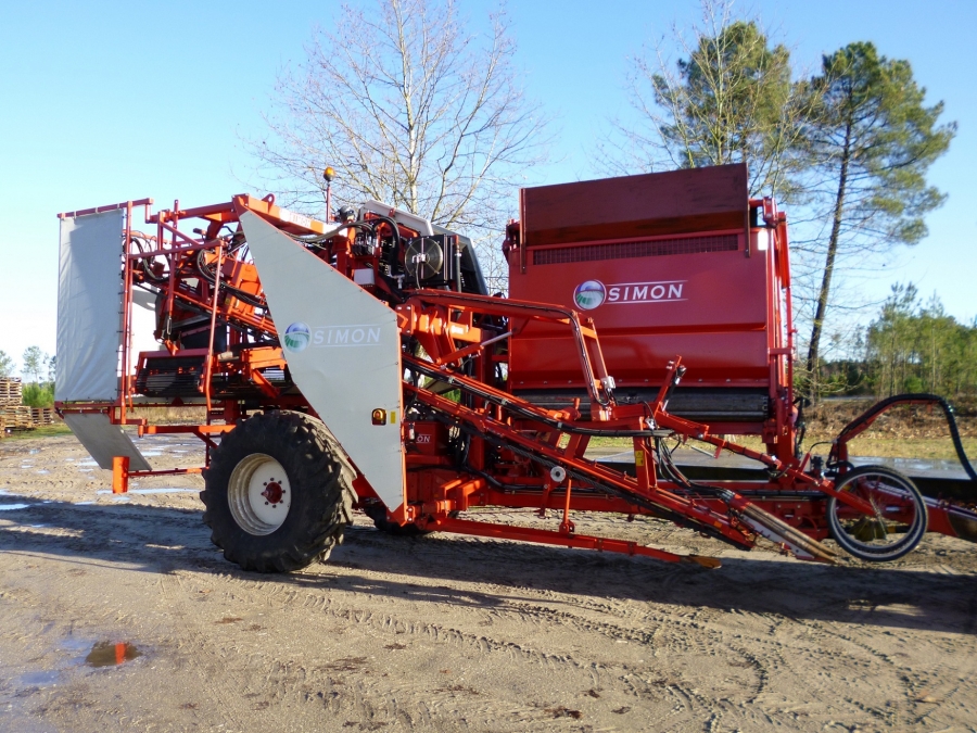 3583 Simon carrot harvester 1 row with 5 ton bunker