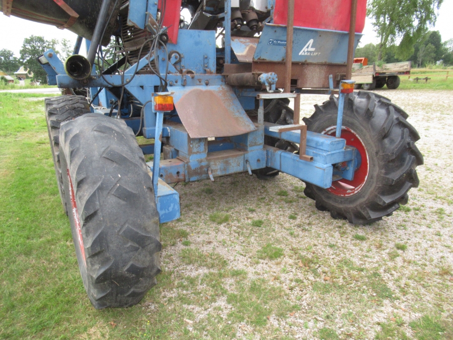 3640 Asa-Lift carrot harvester T-200 2 row with elevator