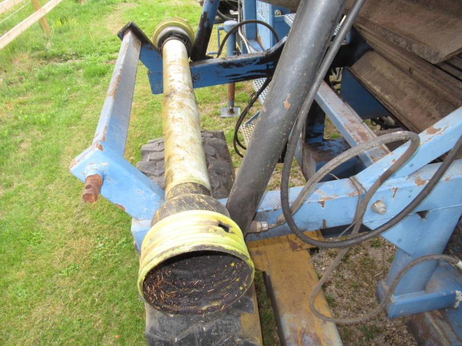3640 Asa-Lift carrot harvester T-200 2 row with elevator