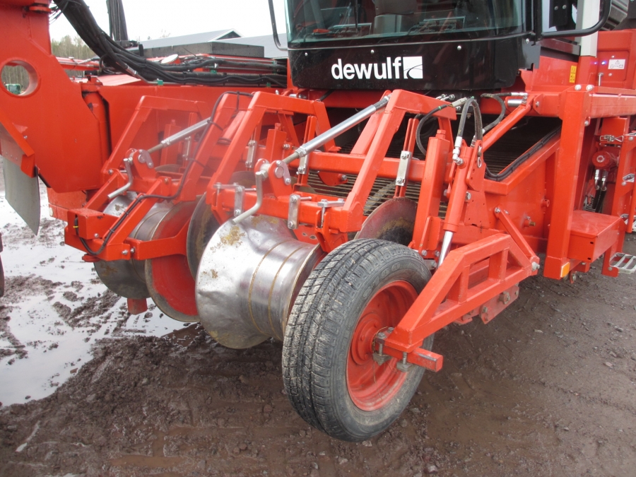 3792 Dewulf RCE 2 row selfpropelled potato harvester