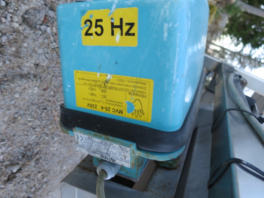 4060 Vibrationsmatare Aviteq med tratt