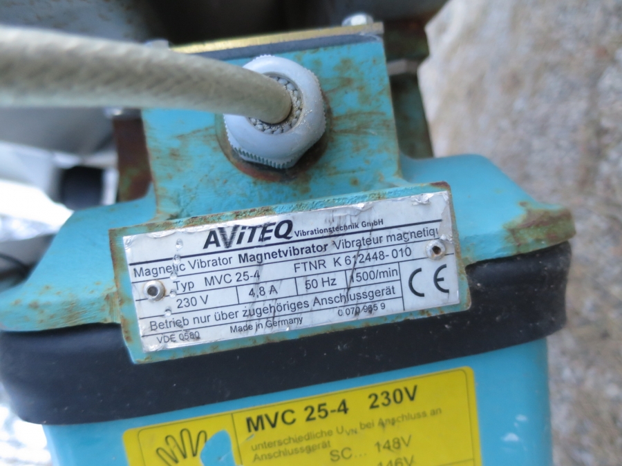 4060 Vibrationsmatare Aviteq med tratt