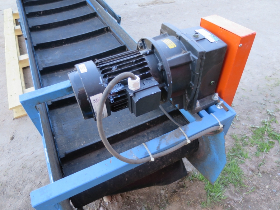 4081 EMVE feeding conveyor with small hopper