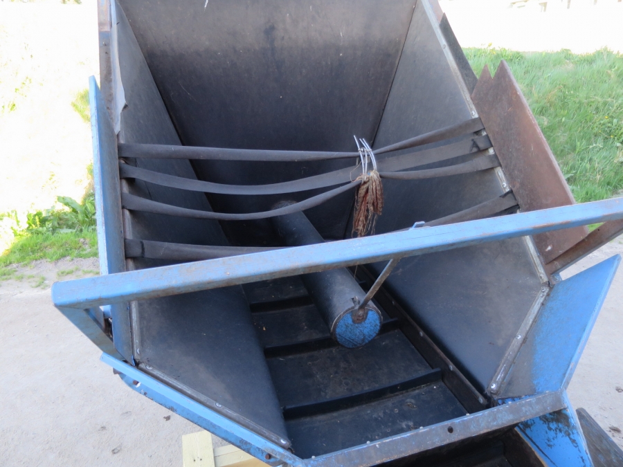 4081 EMVE feeding conveyor with small hopper