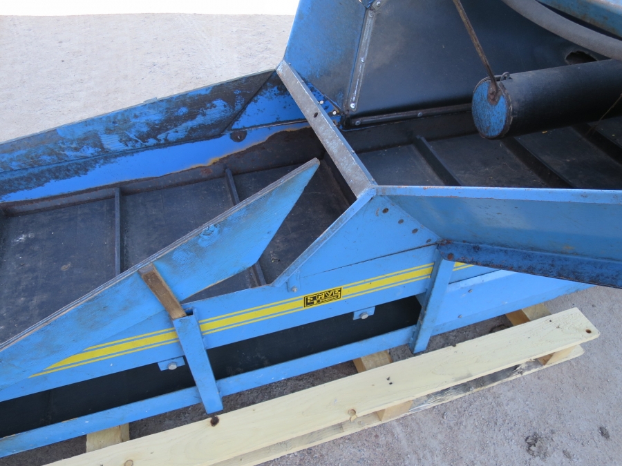 4081 EMVE feeding conveyor with small hopper